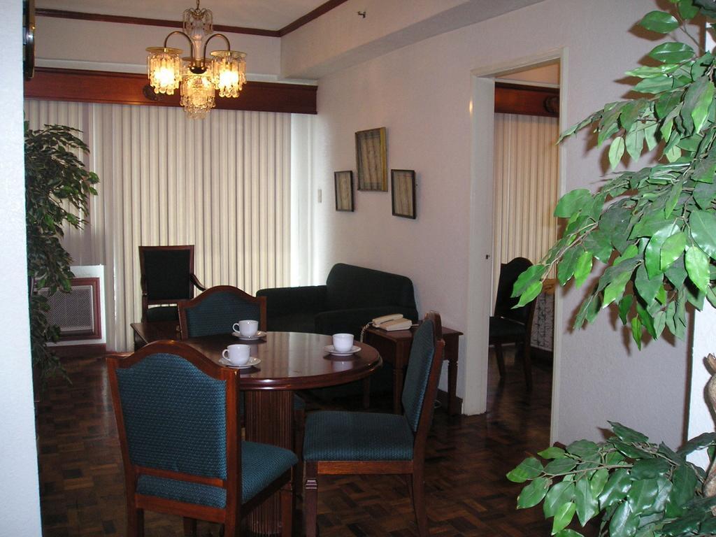 Citadel Inn Makati Makati City Pokoj fotografie